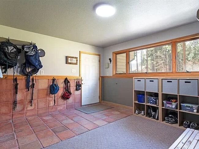 Building Photo - Beautiful spacious 3 bed, 3 bath home situated on 2.53 private acres in Stevensville.
