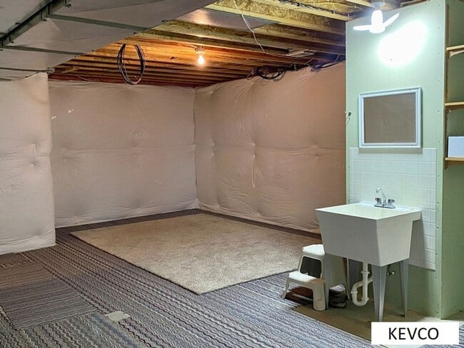 Building Photo - Amazing Three Bedroom Home With Office Space