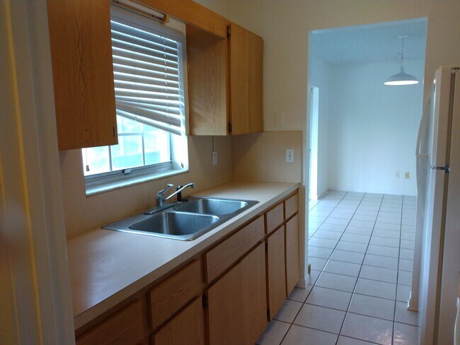 Building Photo - 2 bedroom 2 bathroom adorable house for rent