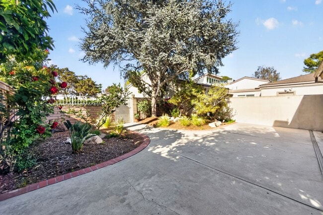 Building Photo - Remodeled, Single-Level, End-Unit Condo in Irvine