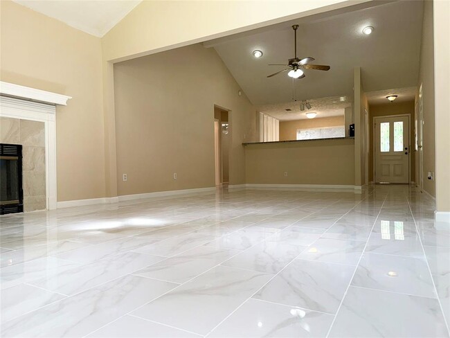 Building Photo - 10202 Hollow Canyon Dr