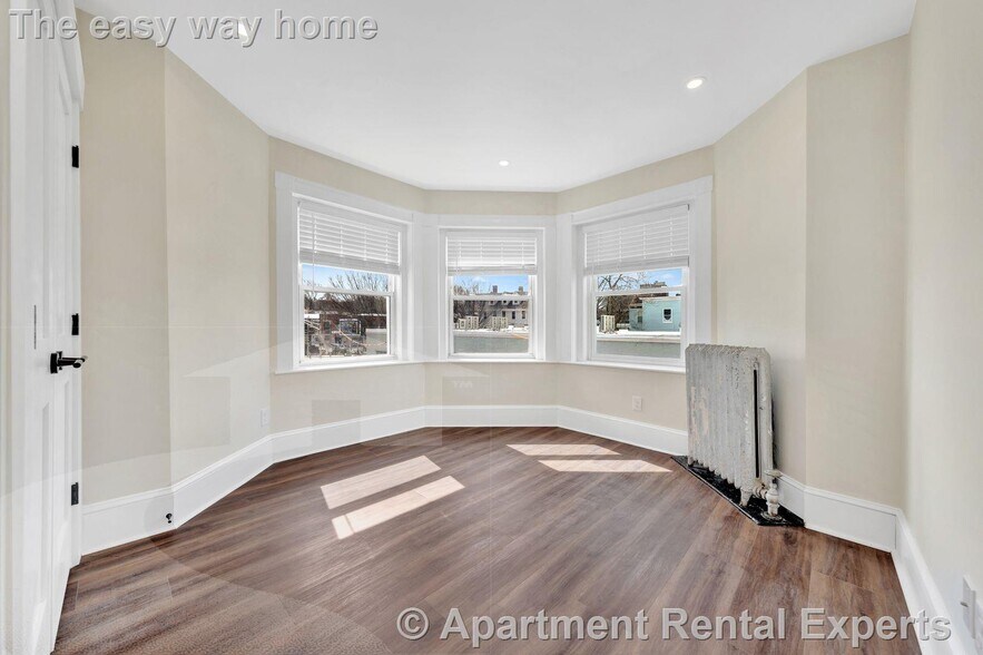 Building Photo - 105 School St