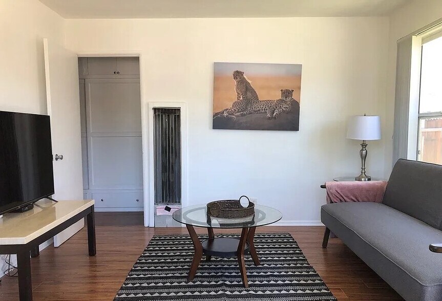 Building Photo - 4019 1/2 McLaughlin Ave