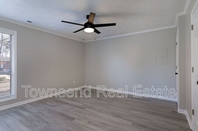 Building Photo - 5845 Century Oaks Dr