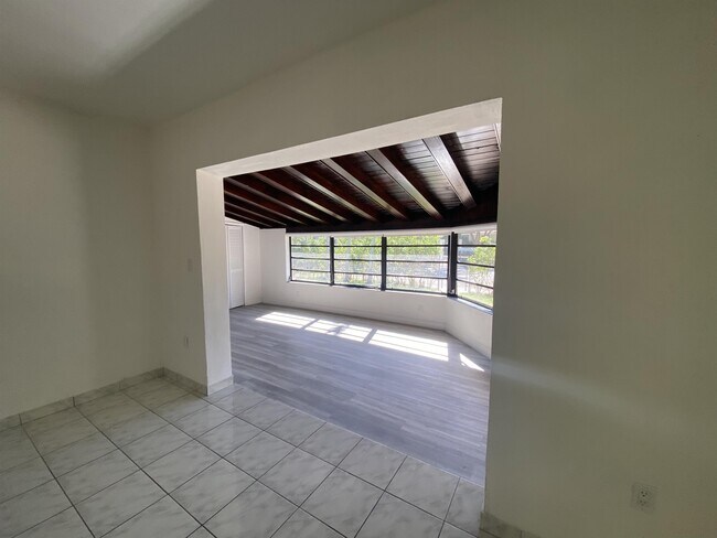 Building Photo - 1101 Bay Dr