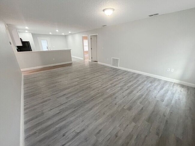 Building Photo - Lovely 3-Bedroom Home in the Heart of Midw...