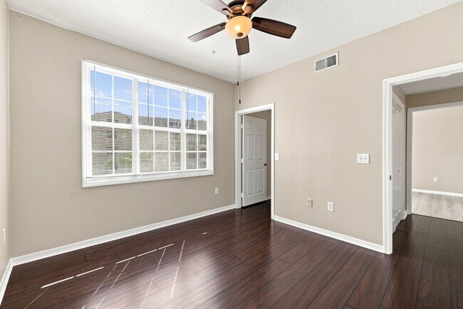 Building Photo - 501 Knights Run Ave