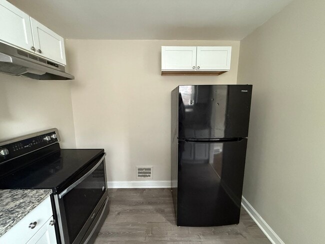 Building Photo - Renovated 3-Bedroom Home – We Welcome Sect...