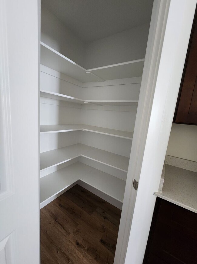 Building Photo - Beautiful Modern Townhome with Spacious La...