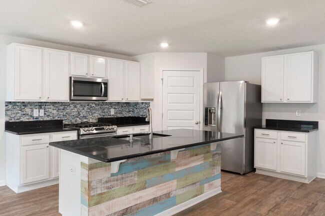 Building Photo - Creative Charm Meets Modern Comfort in Thi...
