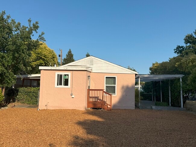 Building Photo - 851 Pine Ave