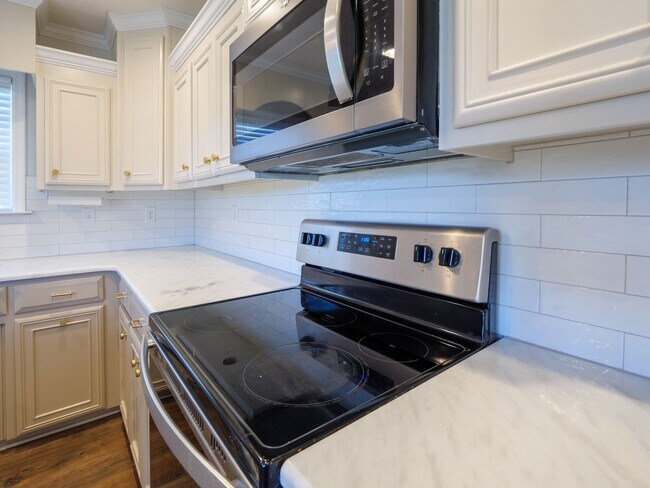 Building Photo - 3960 Landings Cir