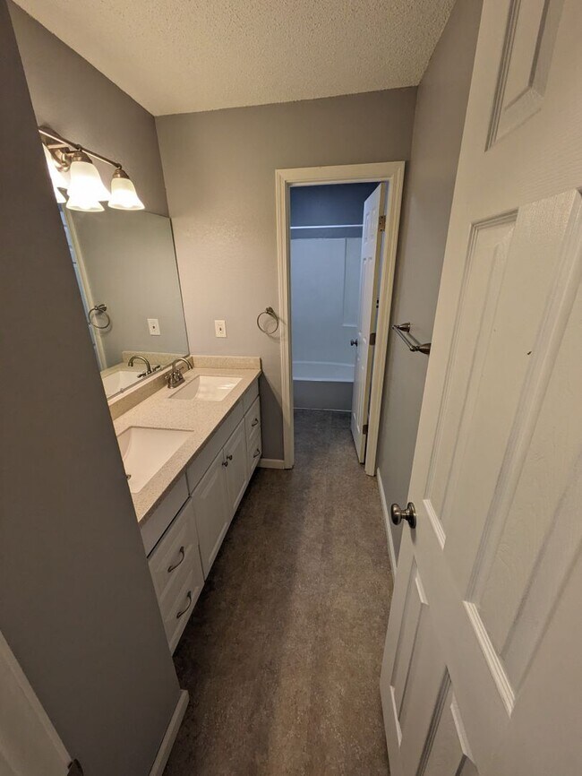 Building Photo - 307 NE Timbercreek Dr