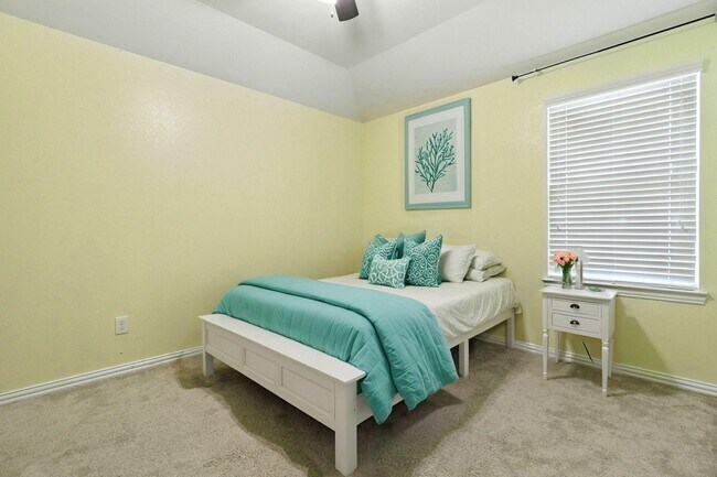 Building Photo - 1627 Northwood Springs Dr
