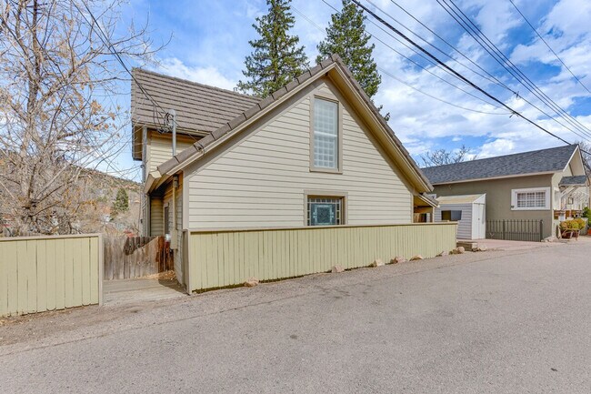 Building Photo - 1117 Manitou Ave