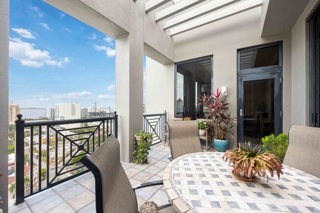 Building Photo - "Luxurious 3-Bed Sarasota Penthouse with S...