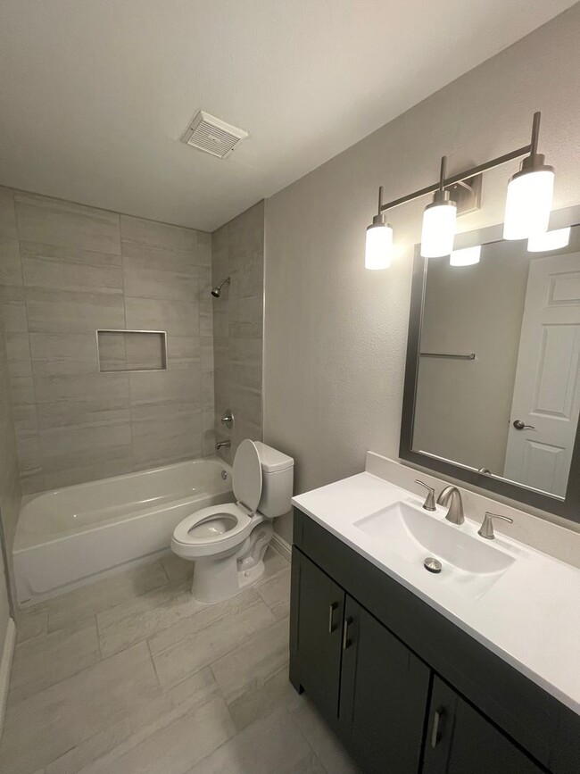 Building Photo - Recently remodeled condo close to downtown...