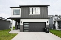 Building Photo - 4 Bed 3 Bath House for Rent!