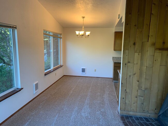 Building Photo - 2955 NW Glenridge Dr