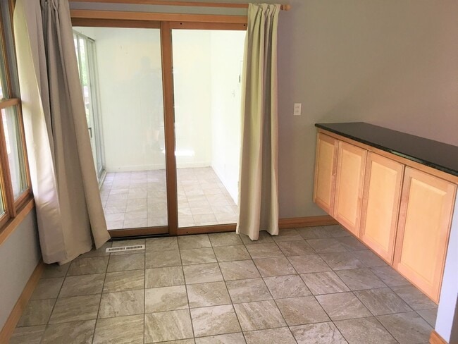 Building Photo - 4 BR, 3 FULL BATHS, Great TABLE MESA Neigh...
