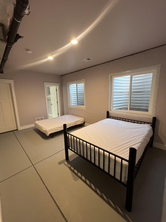 Building Photo - 730 6th St