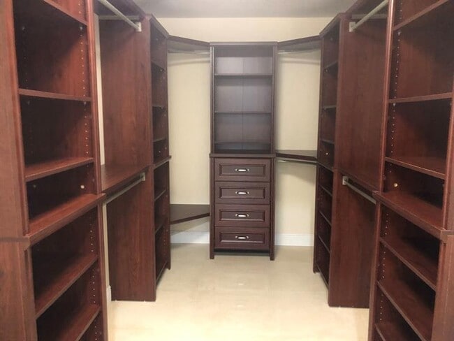 Building Photo - 633 Solar Isle Dr