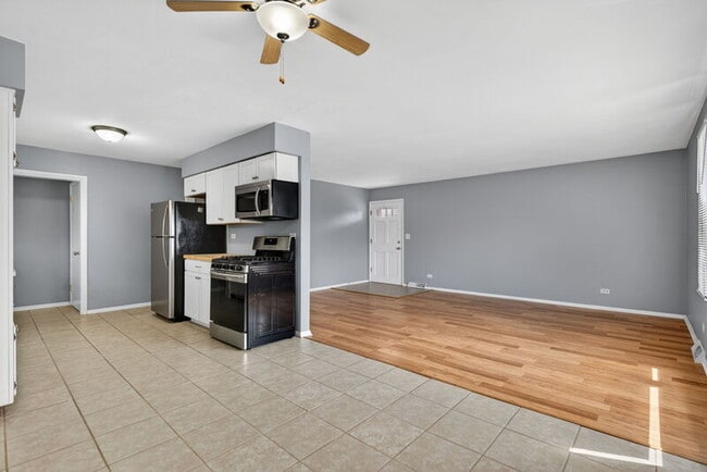 Building Photo - 5870 Garrett Ln