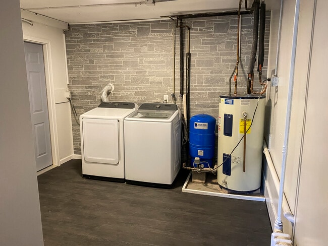 Laundry room - 1606 S Lake Irving Dr SW