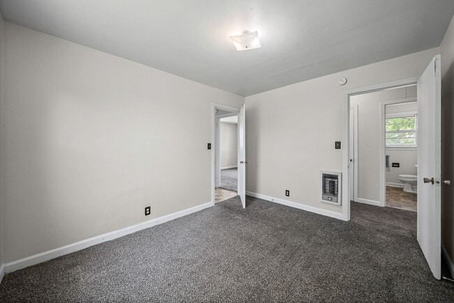 Building Photo - 3 Bedroom Home For Rent Near Lowes On Madison Street!