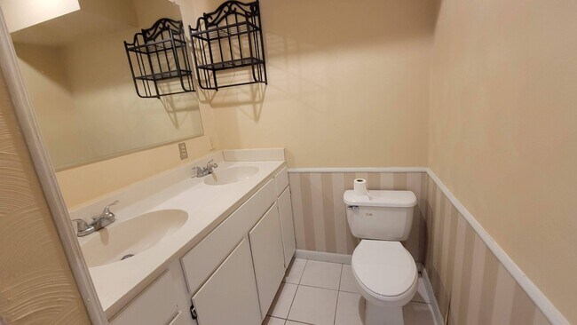 Building Photo - 3136 Seminole Dr