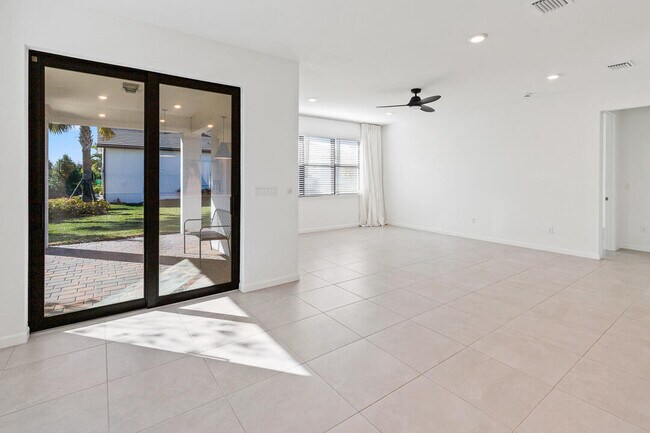 Building Photo - 758 SE Courances Dr