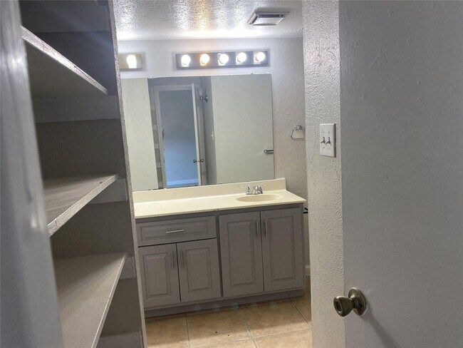 Building Photo - 2423/2425 Limestone Dr.