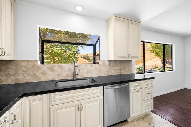 Building Photo - 26001 Alizia Canyon Dr