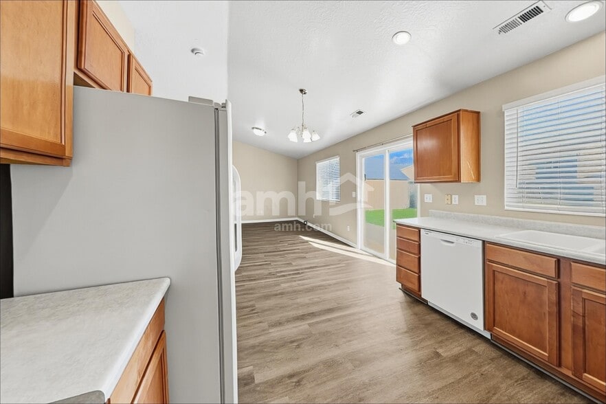 Building Photo - 555 E 700 N