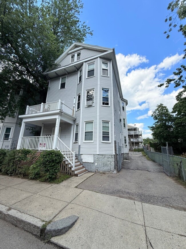 Building Photo - 154 Stanwood St