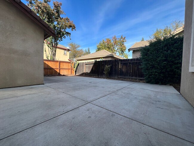 Building Photo - Beautiful Brentwood home with bed and full bath downstairs