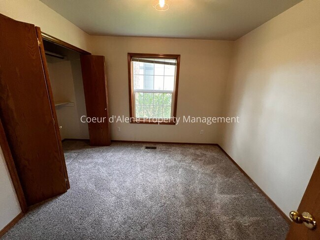 Building Photo - 8233 N Ridgewood Dr