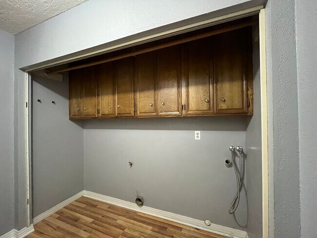 Building Photo - 4-Bedroom Home in Hesperia!