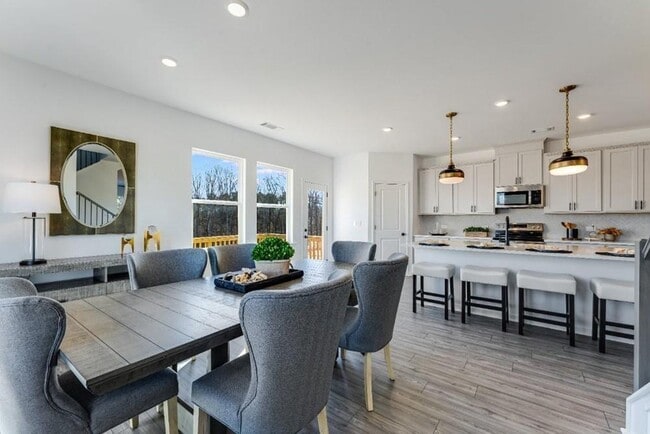 Building Photo - 519 Meadows Ln