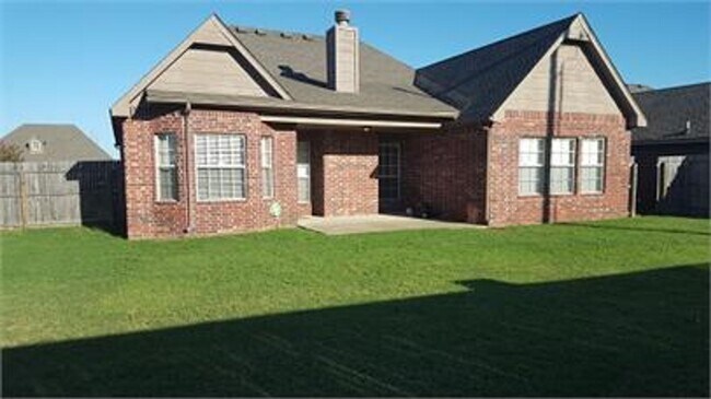 Building Photo - 3 Bed, 2 Bath Home - Great Tulsa Location ...