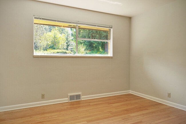 Building Photo - Mid Century Modern in Maple Leaf