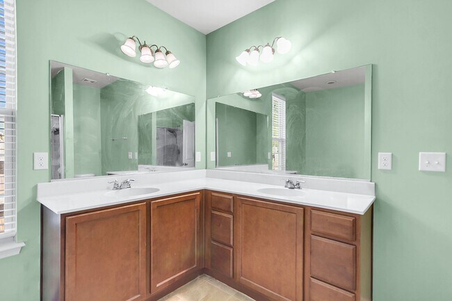 Building Photo - Beautiful & Bright 5BR Home with Large Bac...