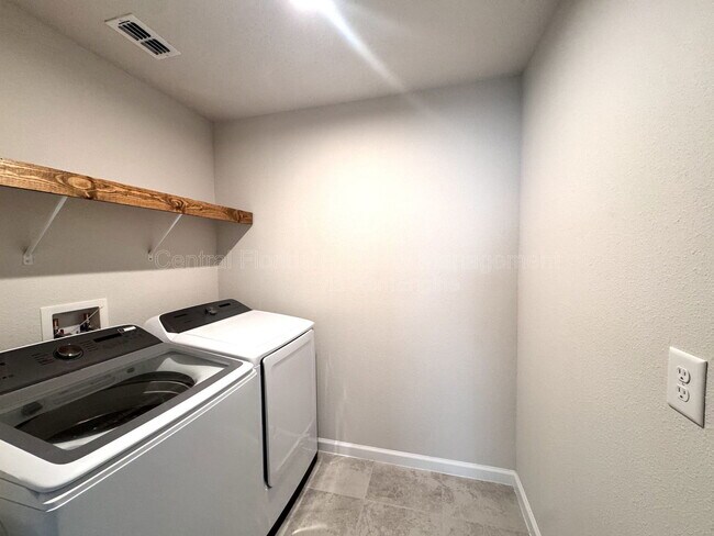 Building Photo - 5945 Glory Bower Dr