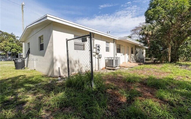 Building Photo - 708 N 14th St