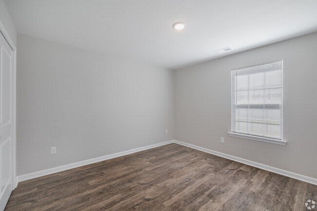 Building Photo - 612 E River Dr