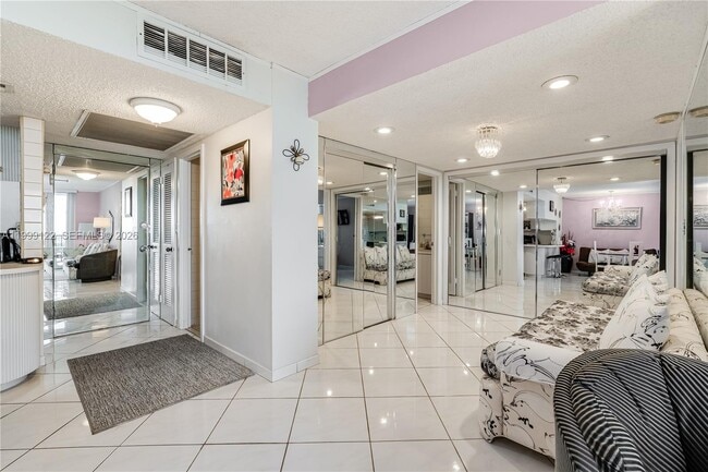 Building Photo - 2030 S Ocean Dr