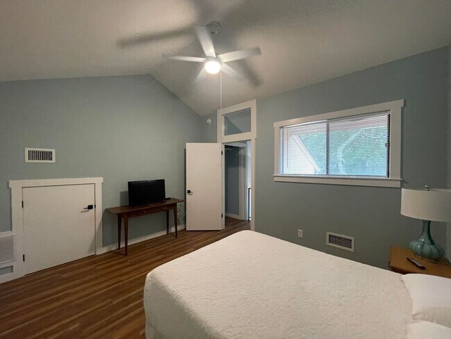 Building Photo - 300 Yacht Club Dr