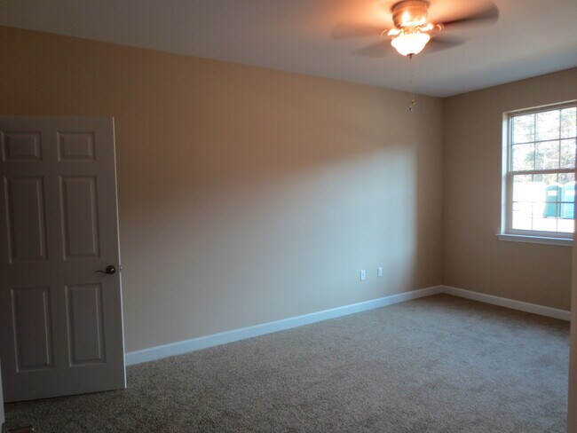 Building Photo - ** 1 MONTH FREE IF YOU MOVE IN BY JANUARY 31ST** Beautiful 2 bedroom/1 bathroom Apartment in Fort...