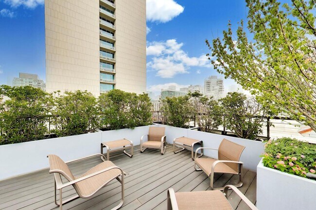 Building Photo - 758 N Larrabee St