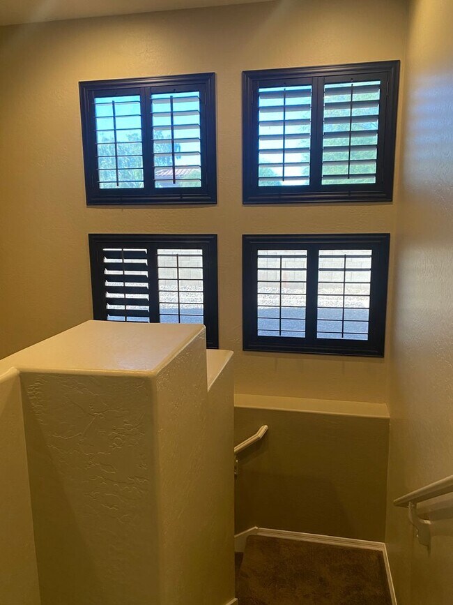 Building Photo - Beautiful 6 Bedroom - 4 Bath w/Private Poo...